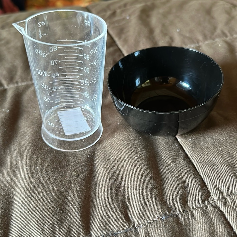 Sally Beauty Hair Color & Highlighting Plastic Measuring Beaker & Mixing Bowl - Picture 2 of 12
